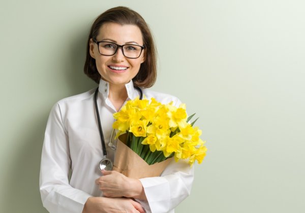 Медицинский работник с цветами