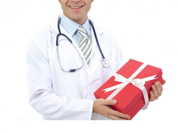 Медработник с цветами