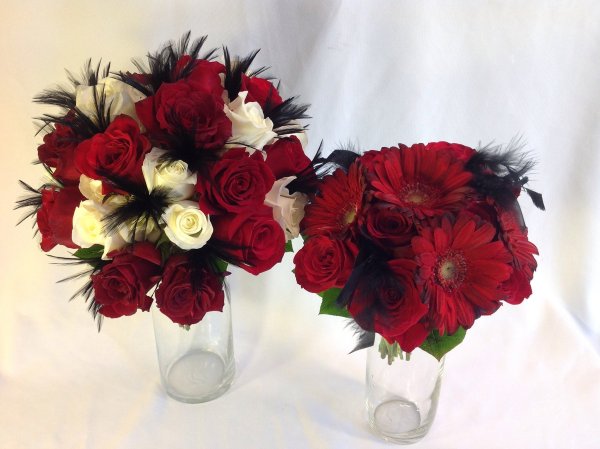 Парень с двумя букетами