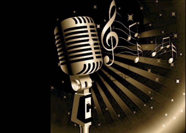 Поет в микрофон