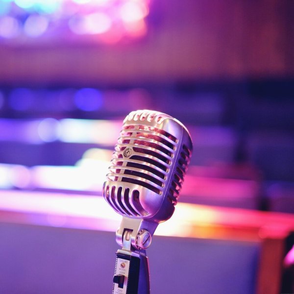 Микрофон на красивом фоне