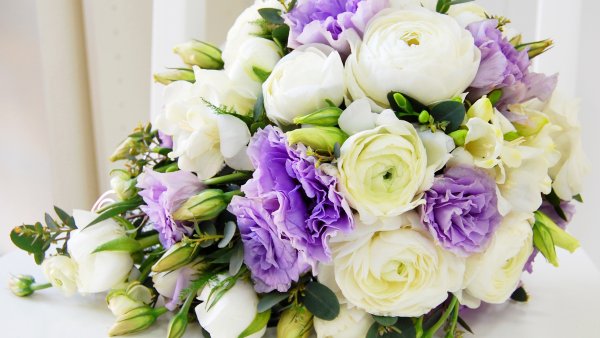 Эустома и ранункулюс в букете