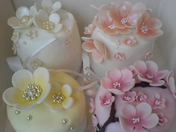 Торт с цветами из мастики