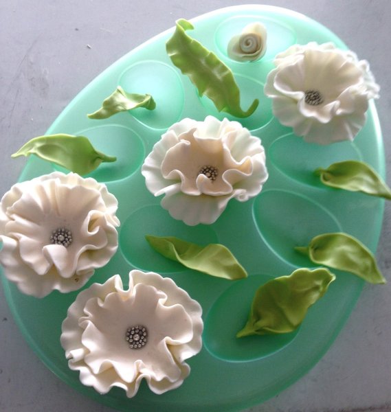 Торт с мелкими цветочками из мастики