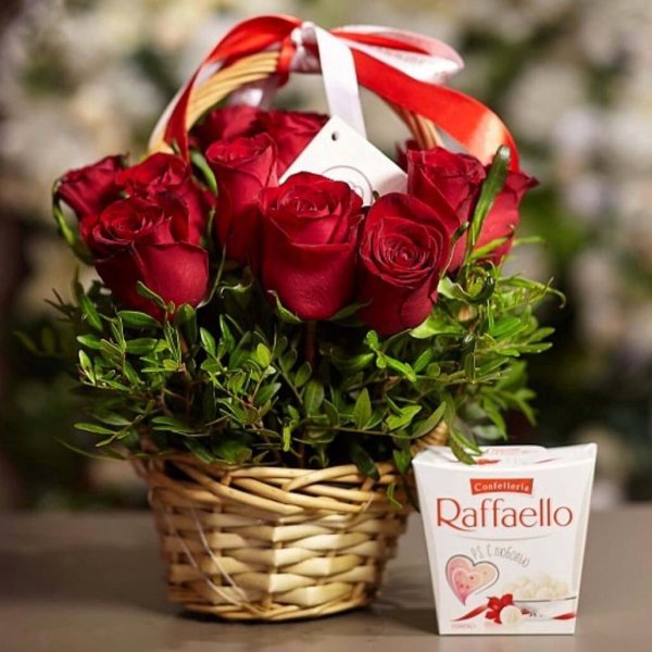 Букет из красных роз в корзине