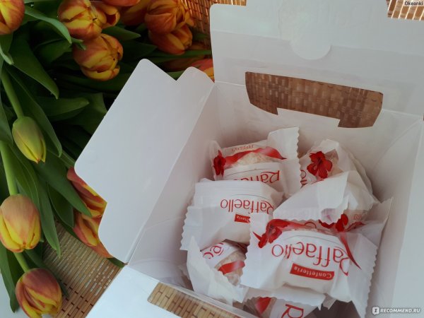 Коробка конфет на столе