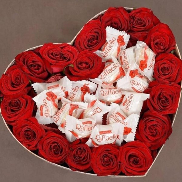 Коробка с розами и Рафаэлло