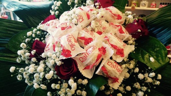 Рафаэлло с цветами