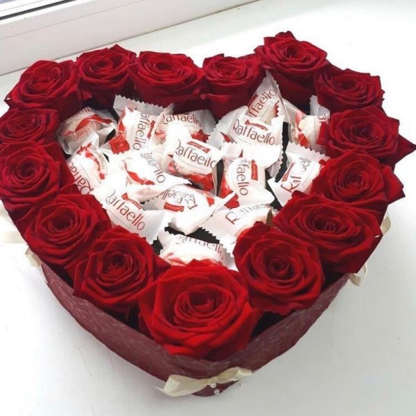 Цветы с Рафаэлло в коробке