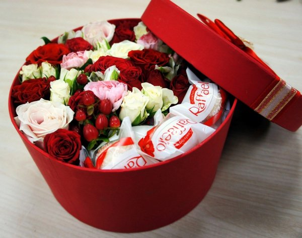 Коробка с цветами и конфетами