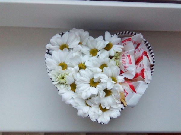 Цветы с Рафаэлло в коробке