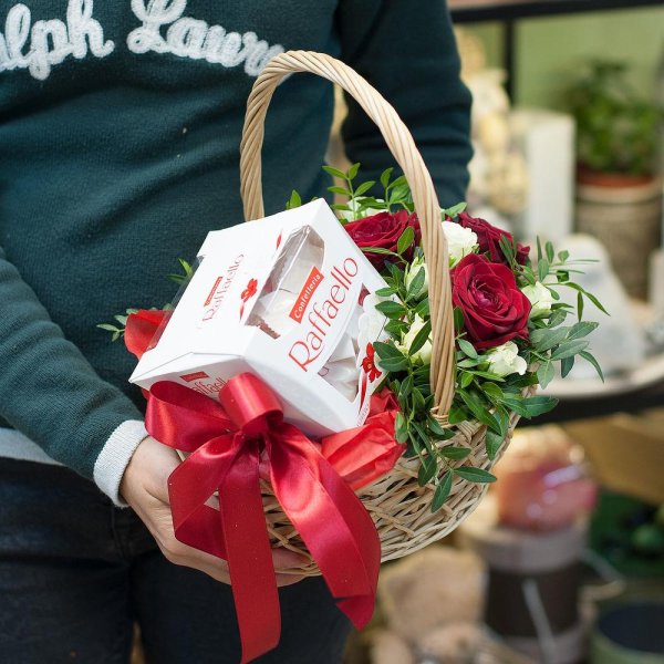 Подарок с цветами