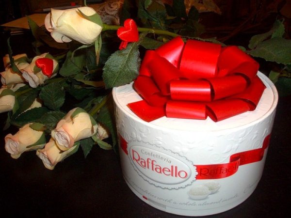 Рафаэлло с розами на столе