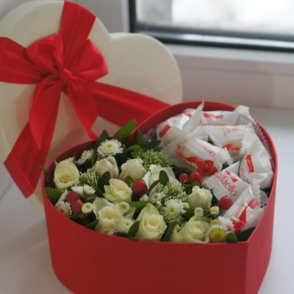 Коробка с цветами и Рафаэлло