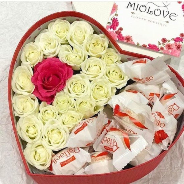 Конфеты в коробке с цветами