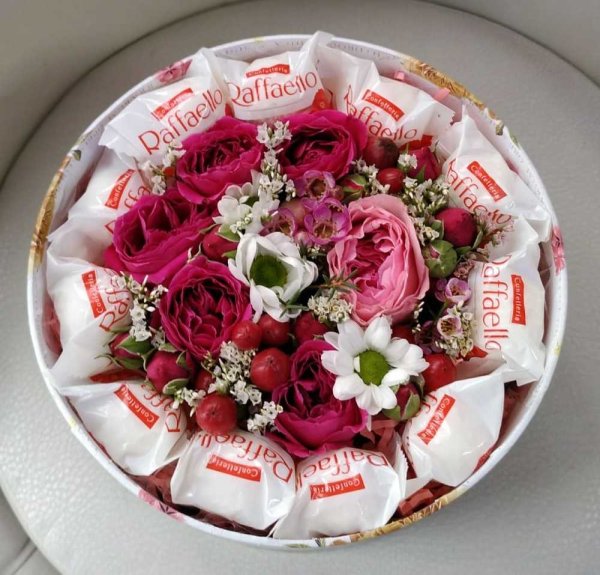 Букеты с Рафаэлло и цветами