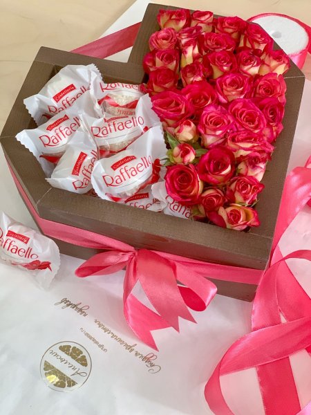 Букеты с Рафаэлло и цветами