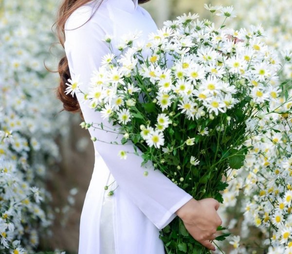 Женщина с букетом ромашек