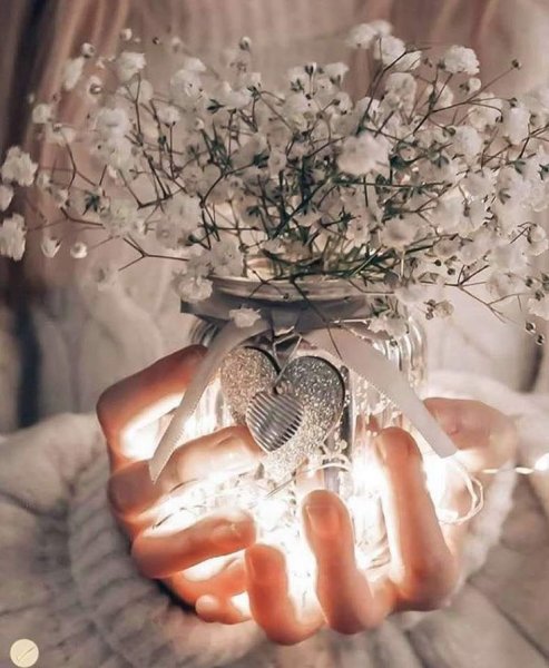 Женщина с букетом в руках