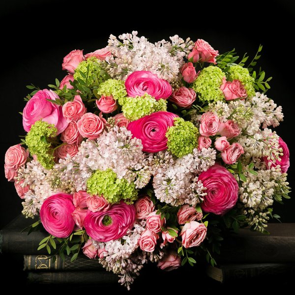 Букет пионы розы сирень