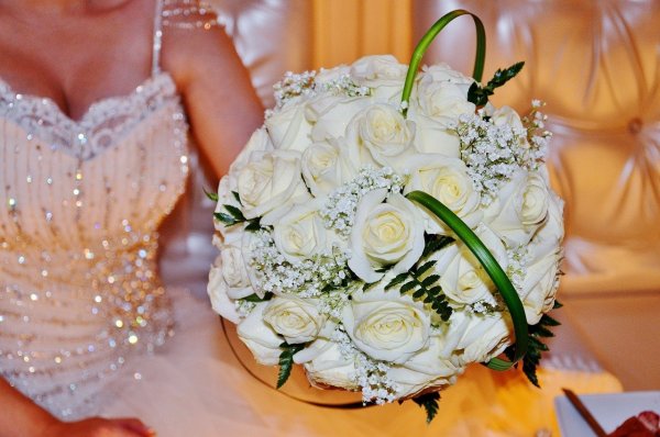Красивый букет белых роз для невесты