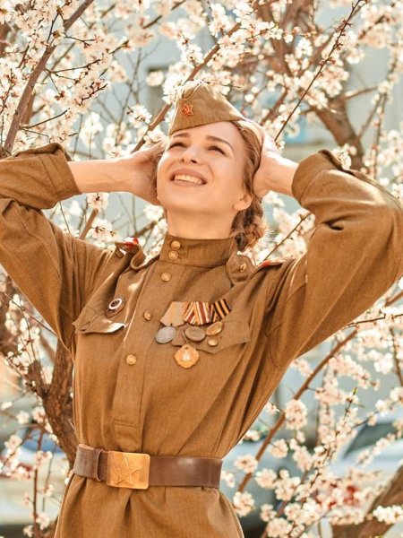 Цветы в солдатской каске