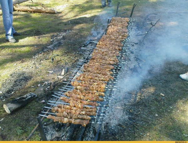 Главный по розжигу мангала