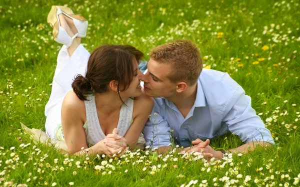 Влюбленные в яблоневом саду