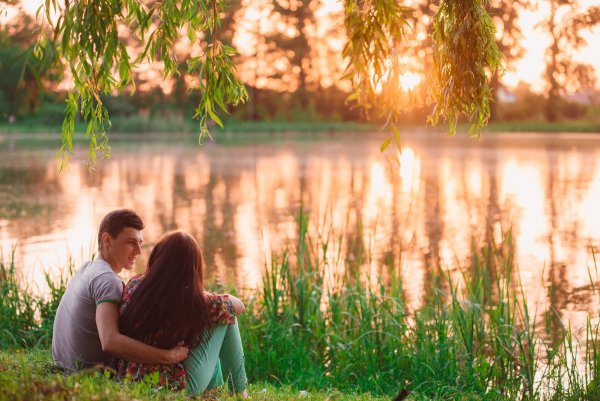 Влюбленные с ромашками