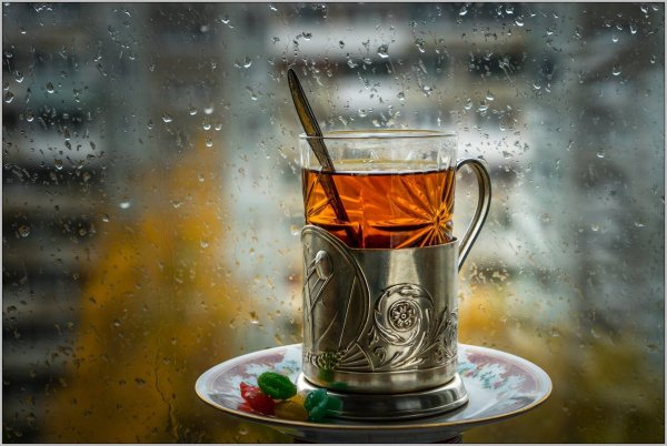 Чашка кофе у окна