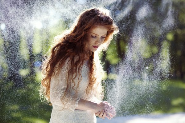 Девушка под дождем в лесу