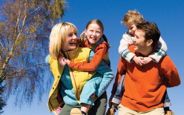 Дети с родителями на улице