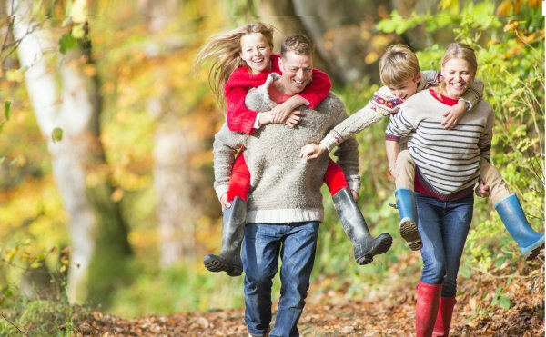 Семейная прогулка в лесу