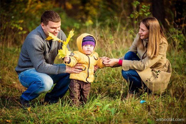 Дети с родителями на природе