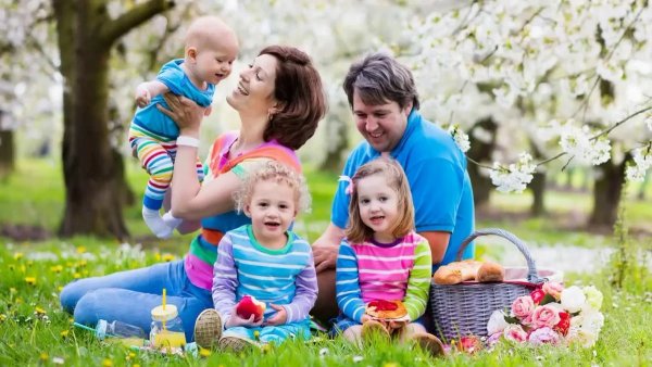 Семья на улице весной