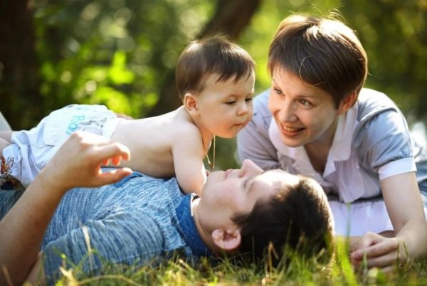 Семейная фотосессия летом на природе с сыном