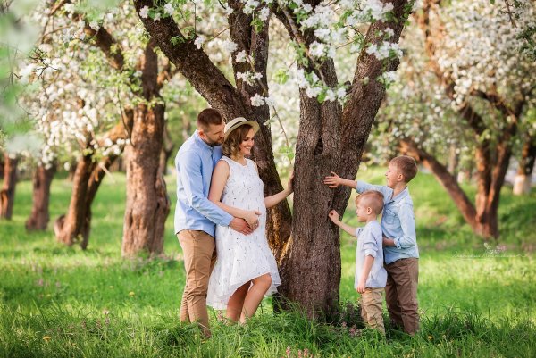 Семья в саду