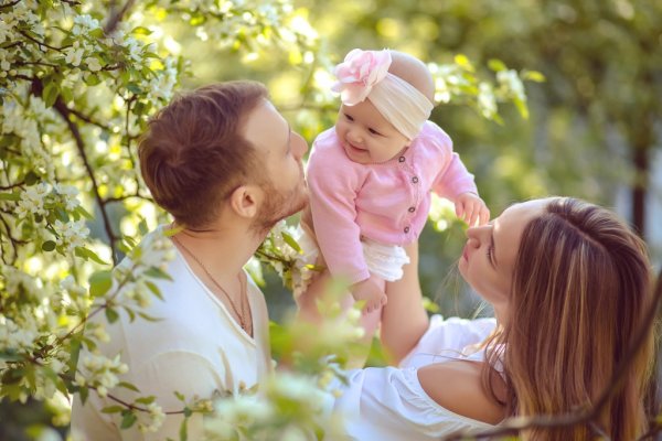 Дети в цветущем саду
