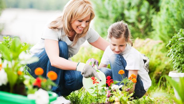 Дети сажают цветы