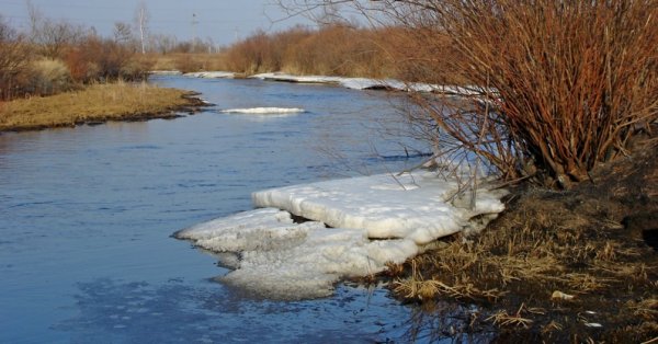Река тает