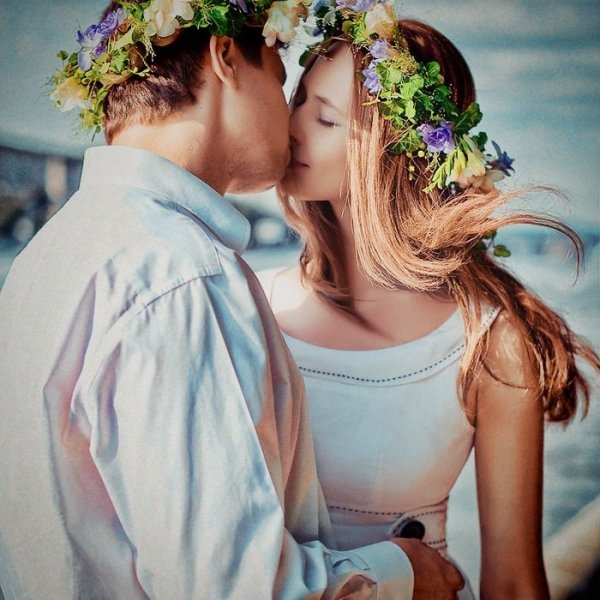 Парень с венком на голове