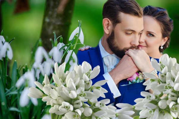 Девушка с подснежниками