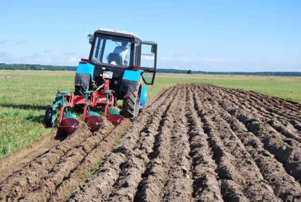 Весенняя вспашка полей