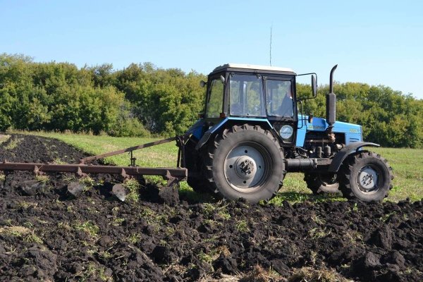 Трактор МТЗ 82.1 С плугом
