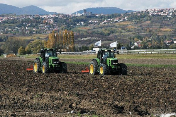 Трактор вспахивает землю