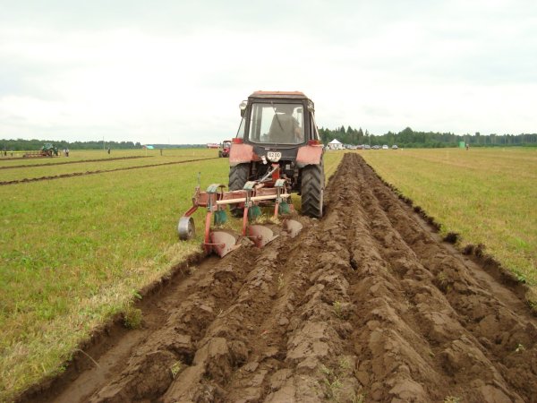 Плуг переворачивает Земляной пласт