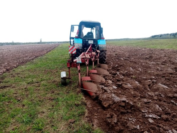 МТЗ 1221 вспашка земли
