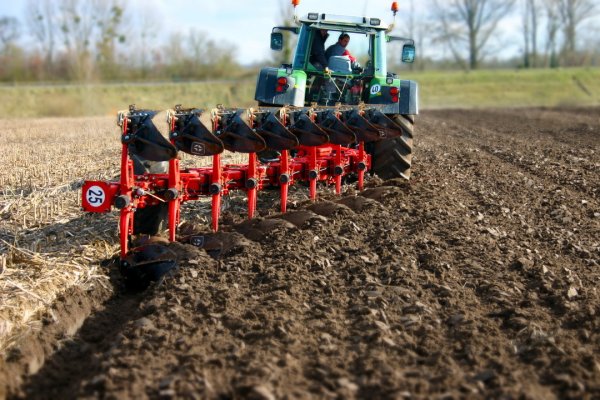 Т 150 пашет плугом Лемкен