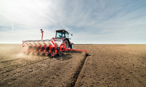 Тракторист пашет землю