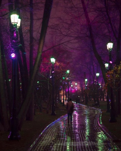 Аллея с фонарями